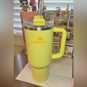 Stanley x Target Flowstate Quencher 40oz Tumbler in color Sunshine